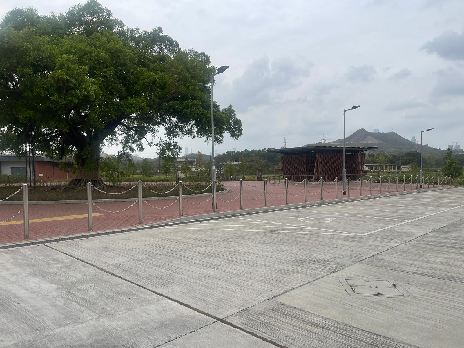 停車場設有𣈱通易達停車位