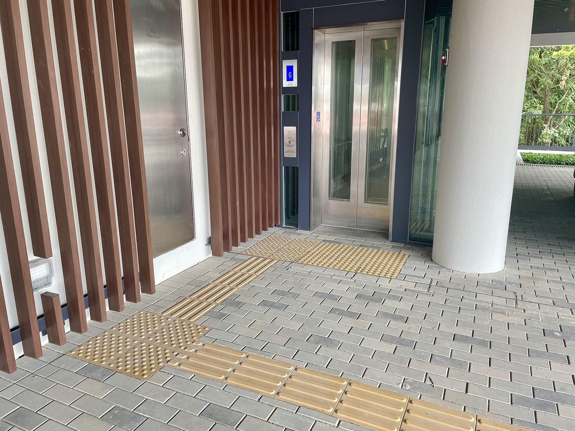 Tactile guide paths and lift on G/F and 1/F 